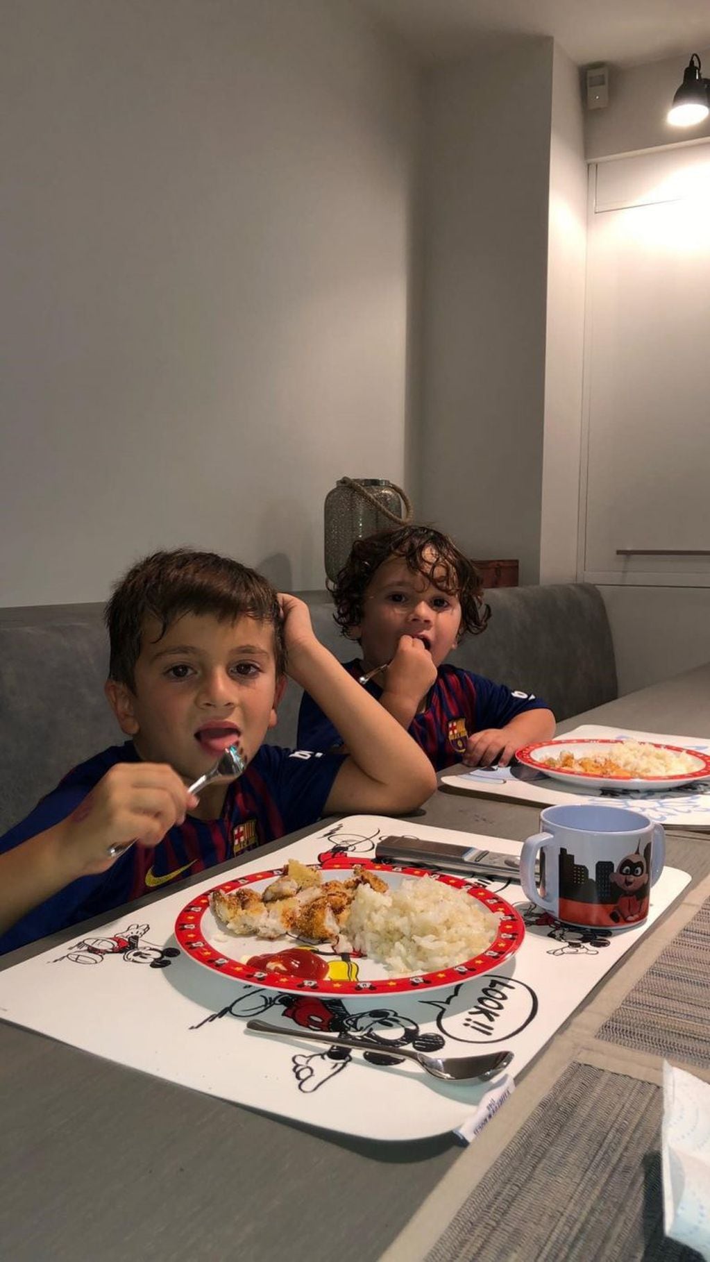 Thiago y Mateo Messi se sentaron a la mesa con la casaca culé. (@leomessi)