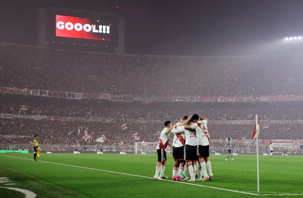 Los jugadores de River festejan en un estadio colmado. El precio de la entrada bajo la lupa por la denuncia de un conocido periodista (Fotobaires).