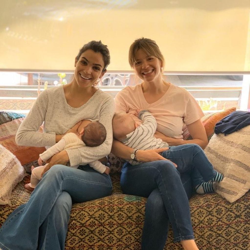 Marcela Kloosterboer y Agustina Cherri le dan el pecho a sus bebés (Foto: Instagram/ @m.klooster)