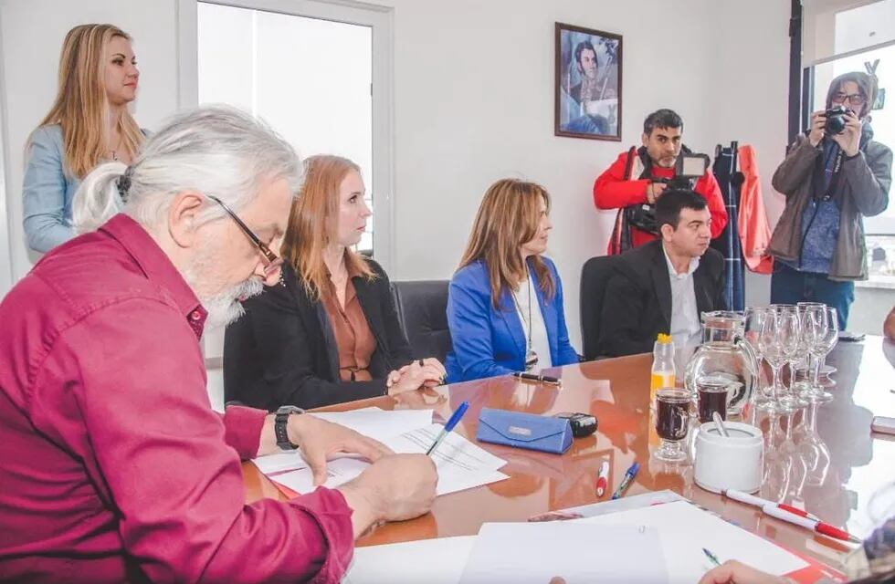 Ushuaia firma un convenio de turismo provincial de cooperación técnica