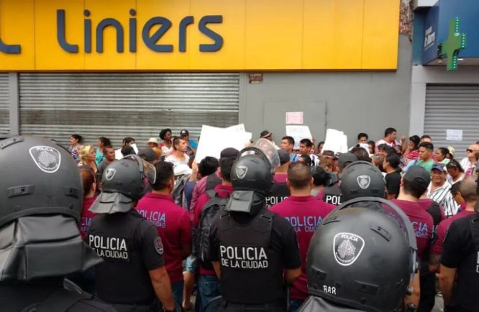 Los manteros resisten en Liniers ante la presencia policial.