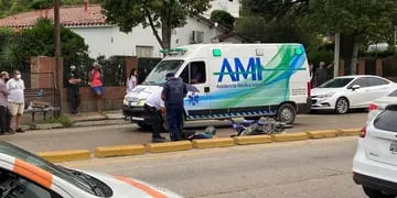 Motociclista accidentado en Avenida Libertad casi esquina Florida de Carlos Paz. (Foto: VíaCarlosPaz).