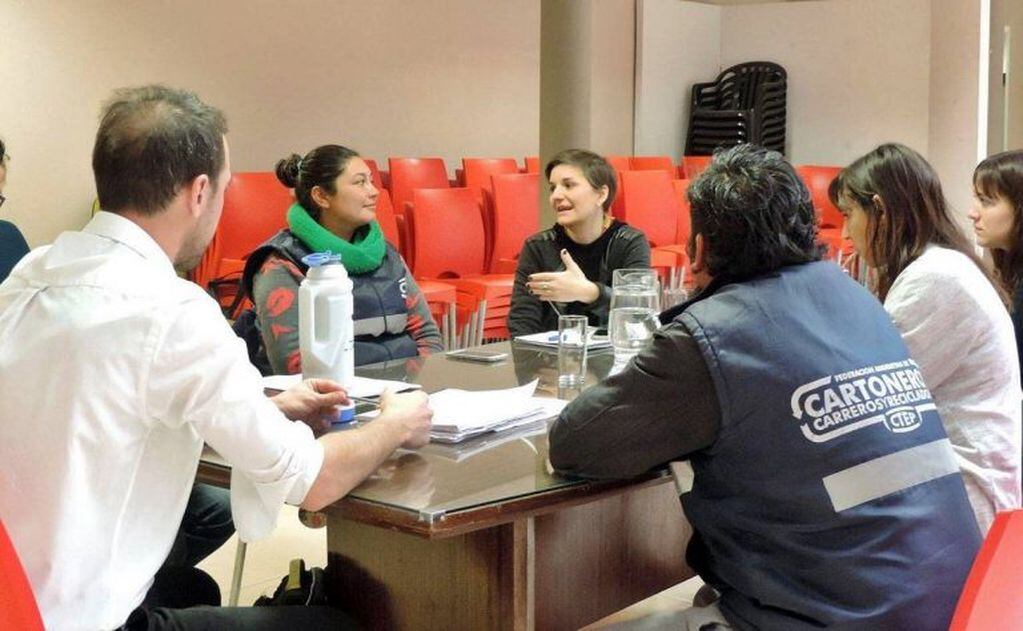 Reunión entre concejales y representantes de la cooperativa (Foto: VDM Noticias).