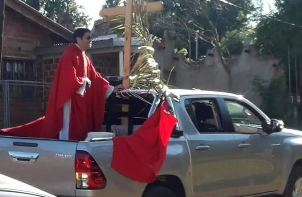 Sacerdotes de Puerto Iguazú recorrieron los barrios para bendecir los ramos