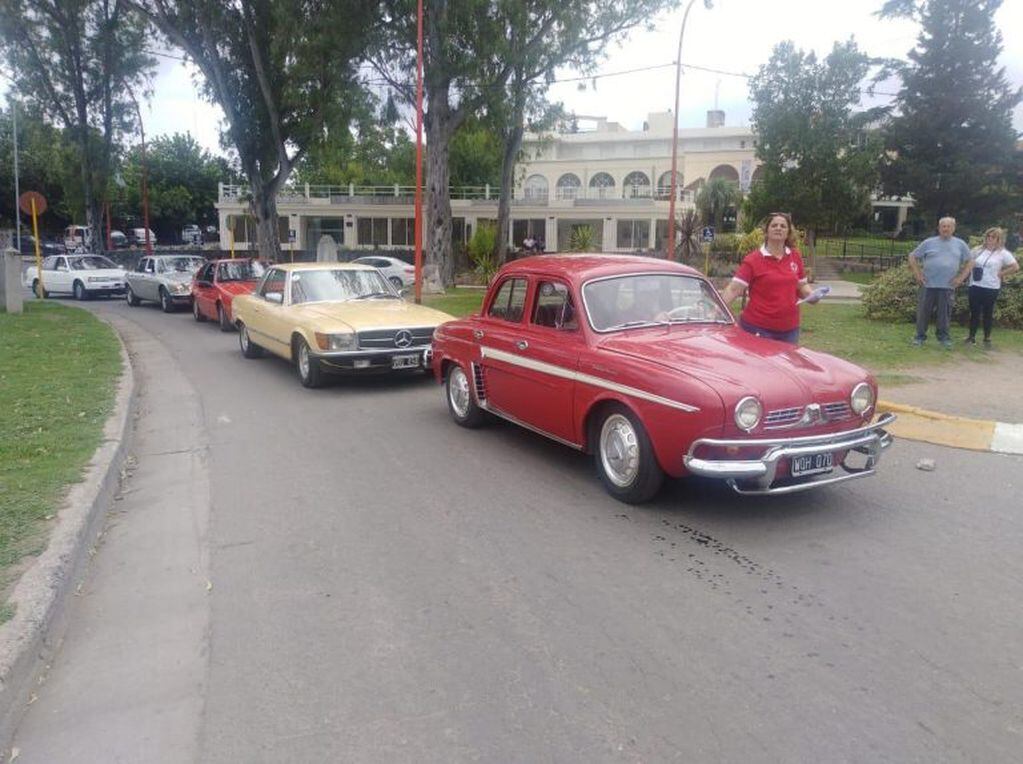 Desfile de autos antiguos por la costanera de la ciudad.