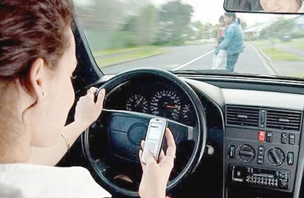 Una encuesta reveló que la mayoría de los automovilistas mendocinos reconoce utilizar el teléfono mientras maneja.