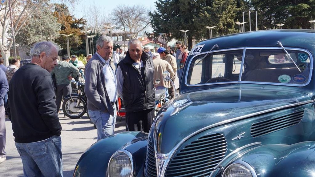Los autos y motos antiguos son un atractivo para grandes y chicos en General Alvear.
