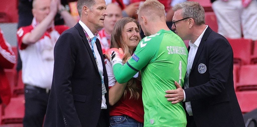 La esposa de Christian Eriksen fue consolada por sus compañeros de equipo.