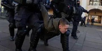 Detenciones tras las protestas en San Petersburgo, Rusia, en contra de la guerra.