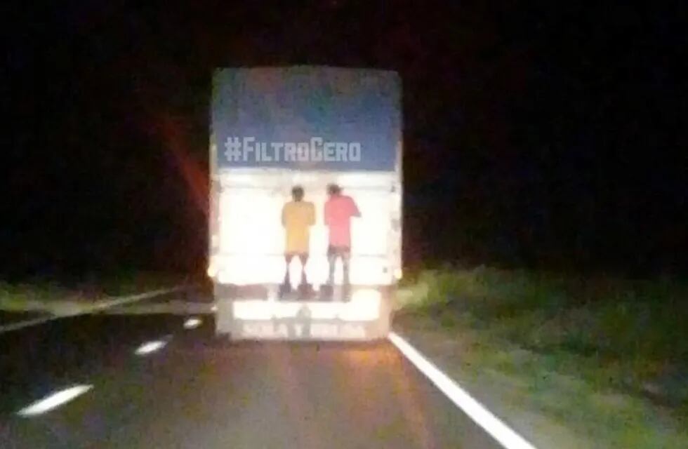 dos jovenes viajaban enganchados al acoplado de un camión en Las Varillas