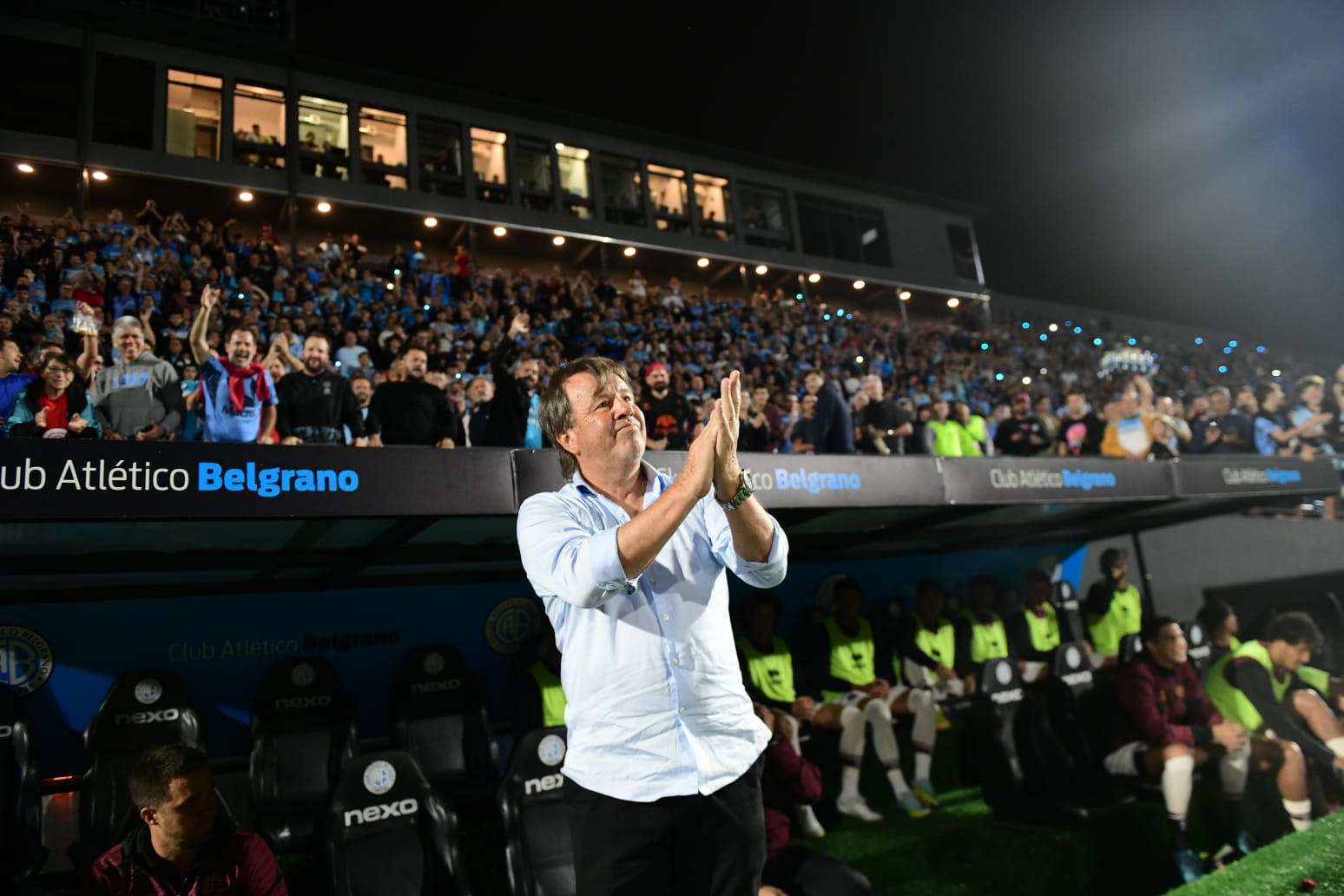 Ricardo Zielinski, entrenador de Lanús, ovacionado por la hinchada de Belgrano. (La Voz)