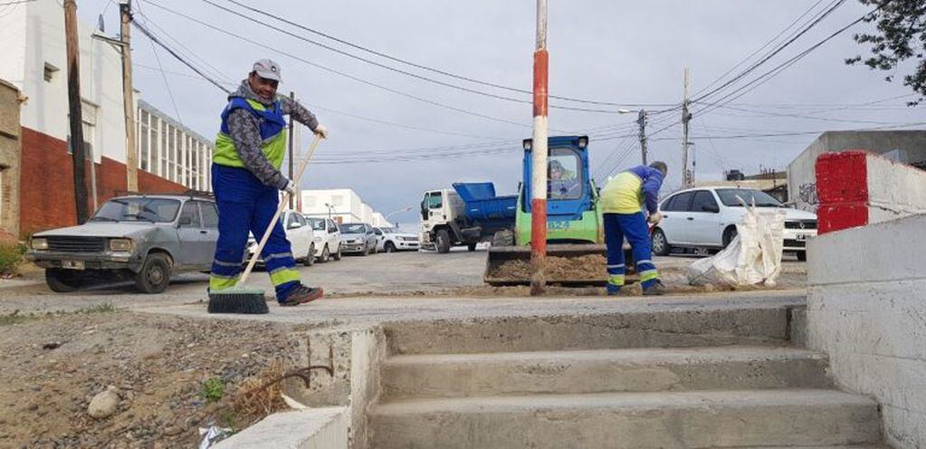 Su metodología de trabajo permite llegar con tareas de saneamiento integral a los distintos barrios de la zona norte y sur.
