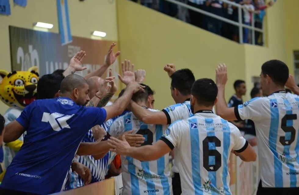 Festejo argentino por el paso a semifinales en el Mundial de Futsal. (MisionesOnline)