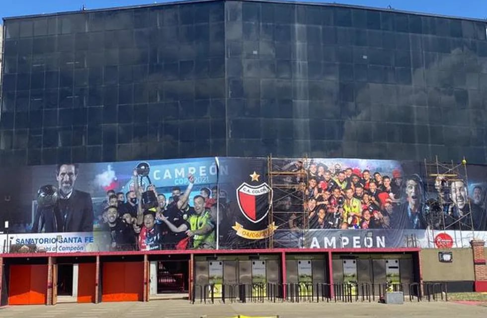 Colón de Santa Fe alista su estadio con gigantografías de los campeones de la Copa de la Liga Profesional. (@JuanchiMolina)
