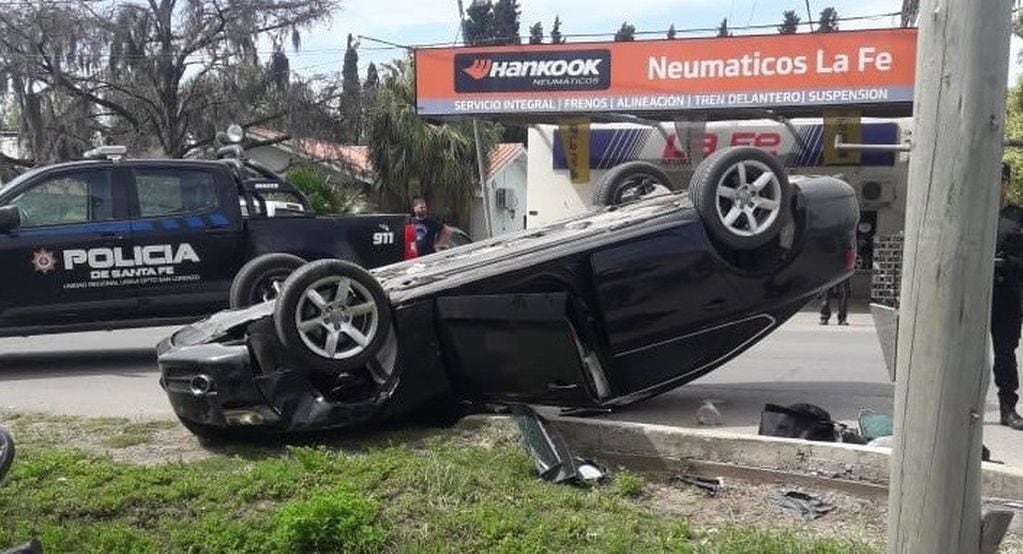 Un Audi terminó volcado en Funes tras una persecución. (Maximiliano Pullaro)