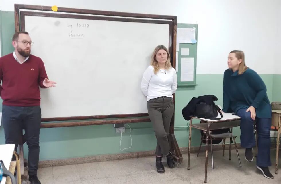 Charla sobre los derechos del niño en la Escuela Secundaria Nº 1 de Tres Arroyos