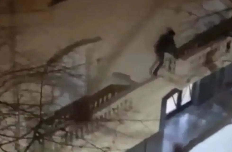El ladrón huyendo por los balcones.
