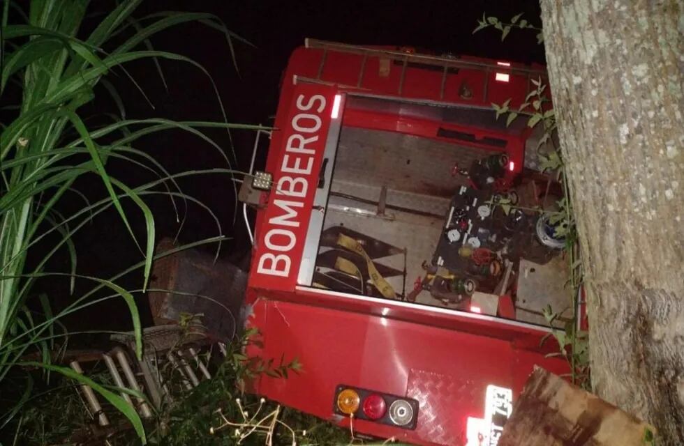 Dos bomberos resultaron heridos tras el vuelco de autobomba en El Soberbio.