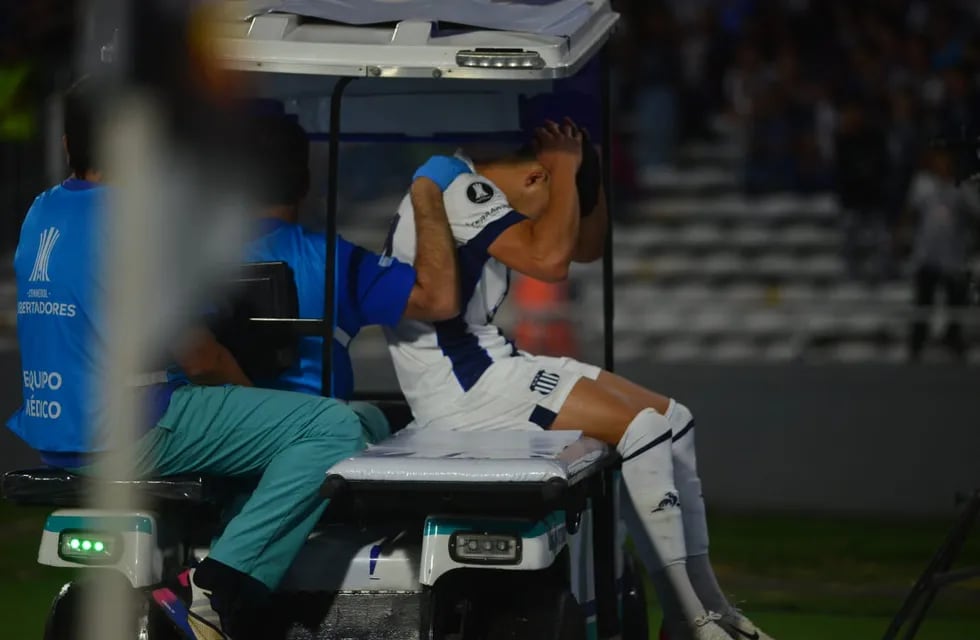 El paraguayo Ramón Sosa salió lesionado en Talleres vs. San Paulo (Nicolás Bravo / La Voz).