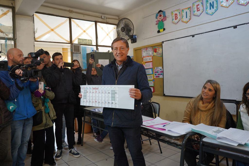El gobernador de Mendoza votó junto a su hija.