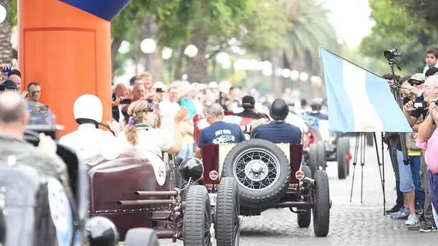 La carrera de baquets, una de las atracciones de la "Semana del Automovilismo" en Rafaela"
