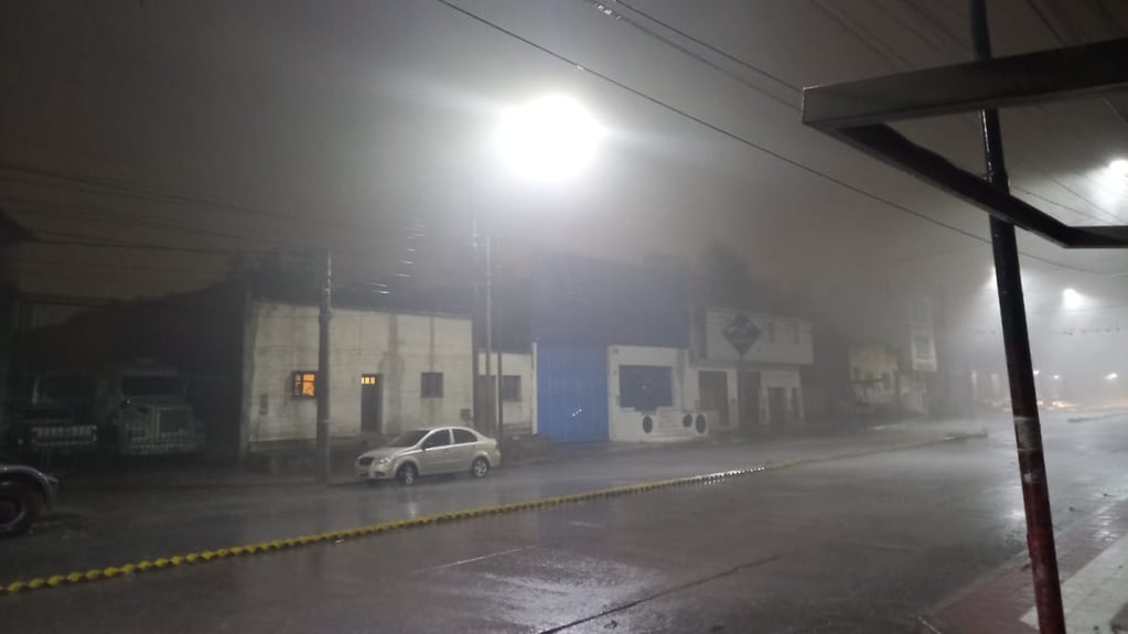 Una pertinaz cortina de agua complicaba incluso la visibilidad en las calles anegadas en San Salvador de Jujuy.