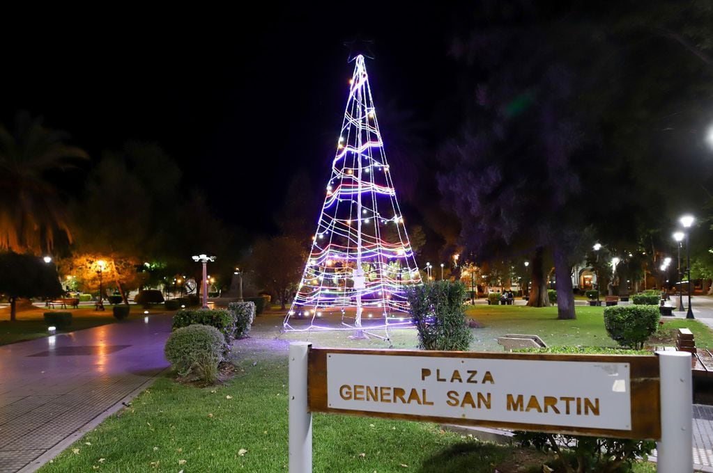 En San Rafael ornamentaron las principales plazas y paseos públicos con pinos gigantes de Navidad. Gentileza 