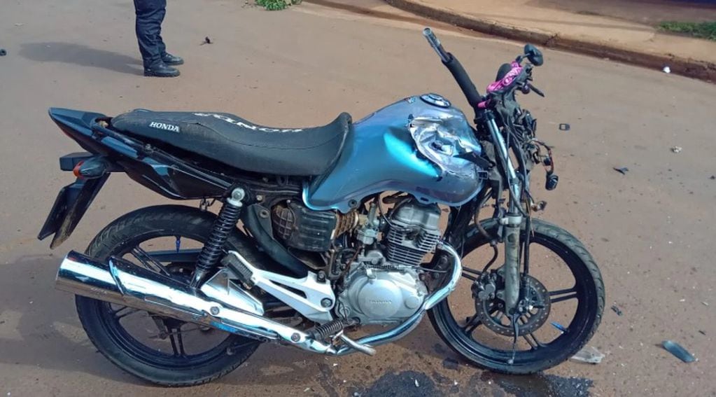 Aparatoso accidente en Garupá: motociclista voló por el aire y quedó registrado en cámaras.