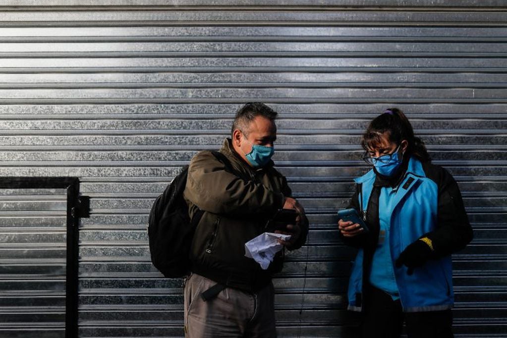 Personal de la policía realiza controles en un ingreso a la ciudad de Buenos Aires (Foto: EFE/Juan Ignacio Roncoroni)