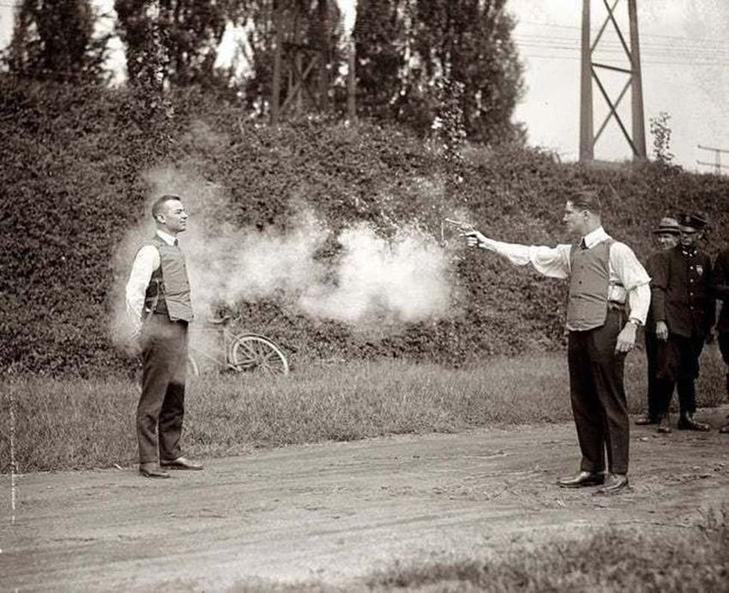 En 1923, se llevó a cabo una demostración en vivo del chaleco de policía ligero de última generación.