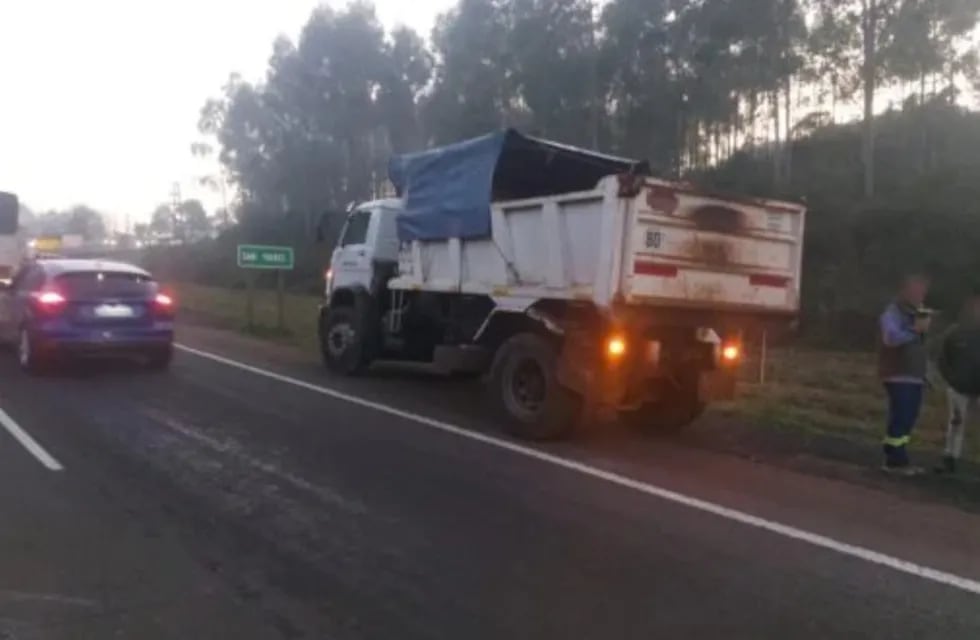 Aparatoso accidente vial en San Ignacio: un automóvil y un camión chocaron de frente.