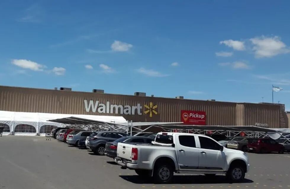 La acusada desembolsó más de 50 mil pesos en celulares en el Walmart de Santa Fe. (Lucas López)