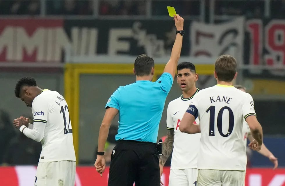Cristian Romero vio la tarjeta amarilla en varias oportunidades tras el Mundial de Qatar (AP).