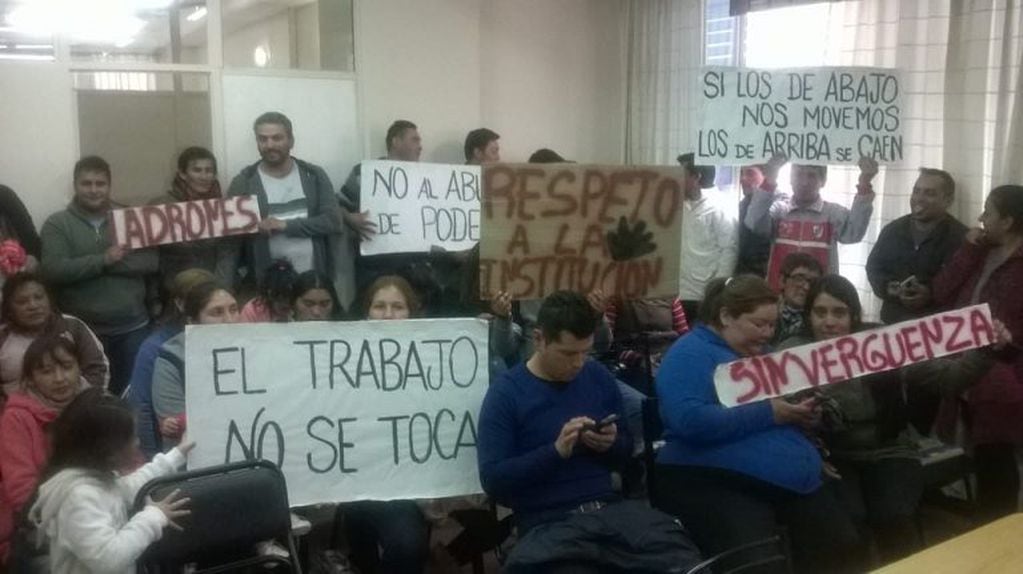 Un grupo de beneficiarios de Famatina viajaron hacia la ciudad Capital para expresar su repudio a la medida adoptada por el gobierno provincial