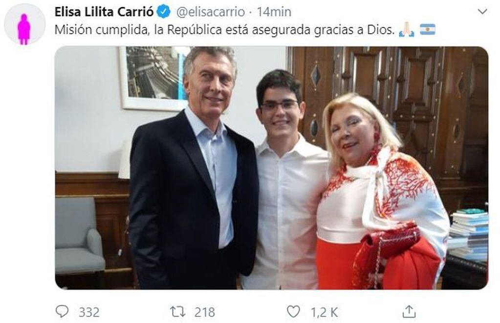 "Misión cumplida, la República está asegurada gracias a Dios", escribió Carrió tras visitar a Macri junto a su hijo menor- (Twitter/@elisacarrio)