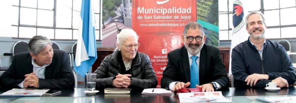 El secretario Sánchez, Victoria Posse, el intendente Jorge y el secretario Rodríguez Bárcena, tras la firma del convenio con la fundación CONIN.