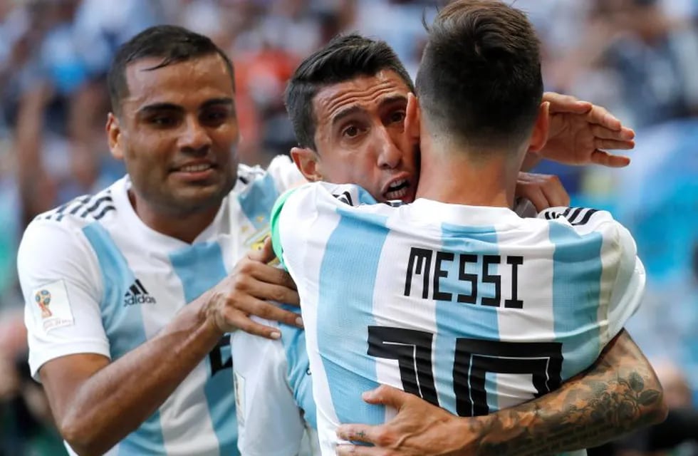 Kazan (Russian Federation), 30/06/2018.- Angel Di Maria (C) of Argentina celebrates scoring the equalizer with teammate Lionel Messi (R) during the FIFA World Cup 2018 round of 16 soccer match between France and Argentina in Kazan, Russia, 30 June 2018.\r\n\r\n\r\n(RESTRICTIONS APPLY: Editorial Use Only, not used in association with any commercial entity - Images must not be used in any form of alert service or push service of any kind including via mobile alert services, downloads to mobile devices or MMS messaging - Images must appear as still images and must not emulate match action video footage - No alteration is made to, and no text or image is superimposed over, any published image which: (a) intentionally obscures or removes a sponsor identification image; or (b) adds or overlays the commercial identification of any third party which is not officially associated with the FIFA World Cup) (Mundial de Fútbol, Rusia, Francia) EFE/EPA/FELIPE TRUEBA EDITORIAL USE ONLY