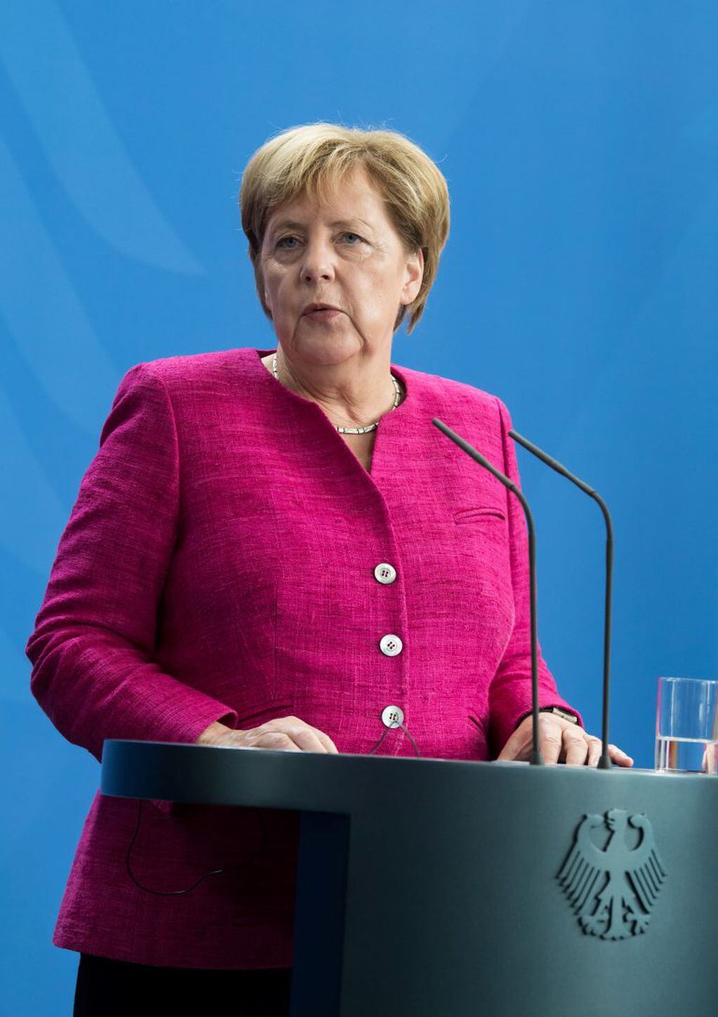 La canciller alemana, Angela Merkel, habla en rueda de prensa condenando a los ultraderechistas