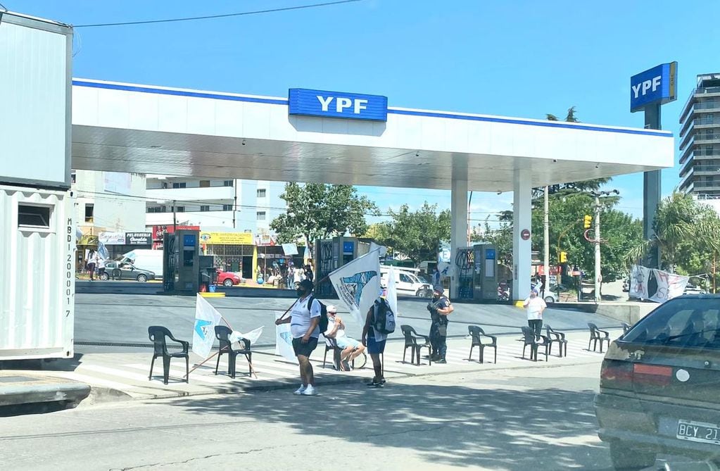 Sindicato de Petroleros y ex empleados se manifestaron nuevamente en la estación YPF VillaFuel. Foto archivo.