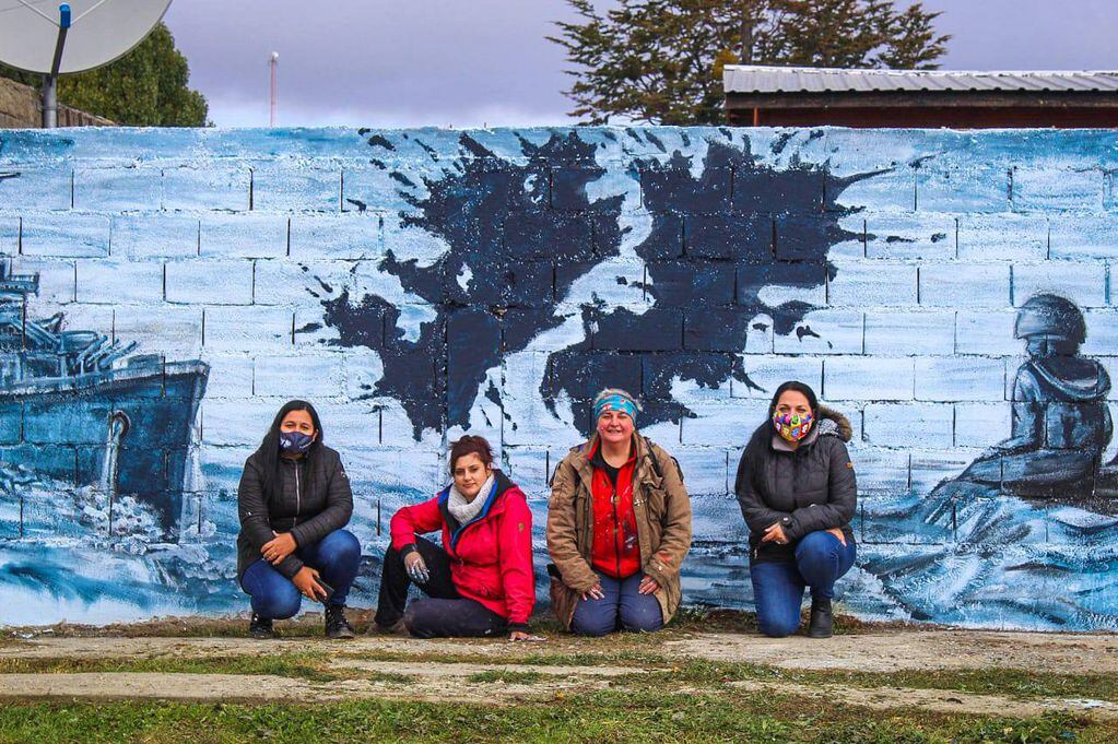 El mural estuvo a cargo de las artistas tolhuinenses Lioren Burgos y Hona Roth, la obra está ubicada frente a la Plazoleta “Veteranos de Malvinas” sobre calle Rafaela Ishton.