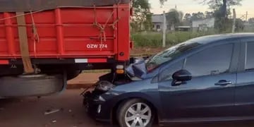 Oberá: vehículo chocó contra un camión estacionado