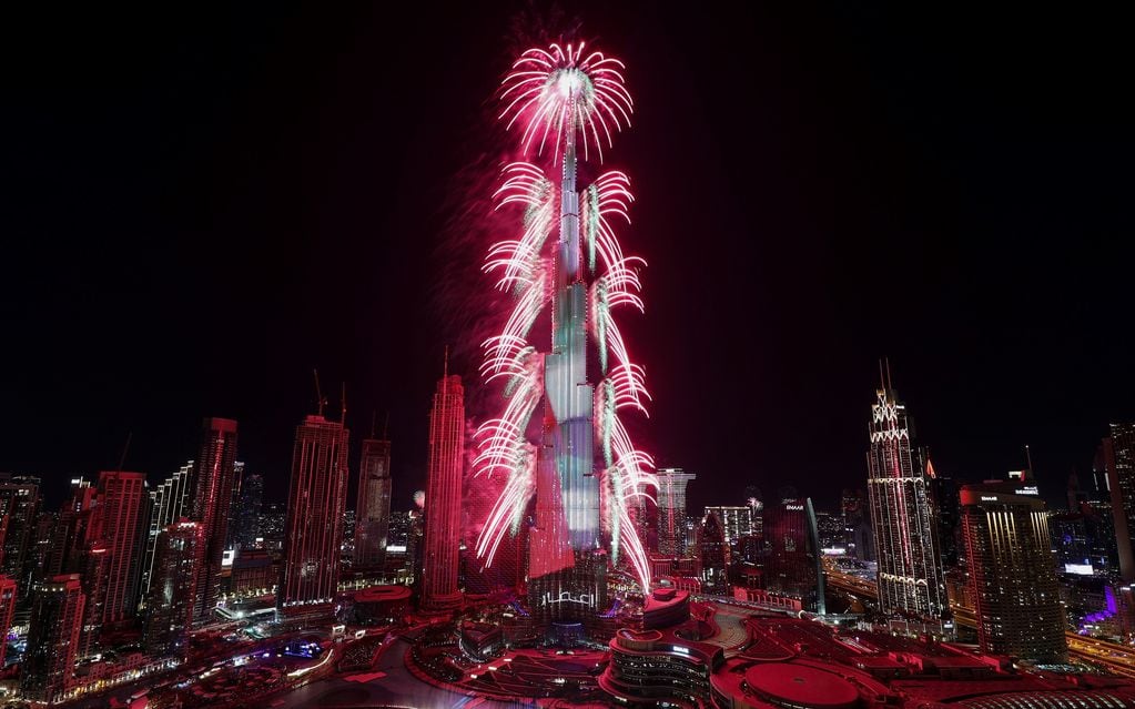 Burj Khalifa en Dubai, iluminado por los festejos de Año Nuevo.