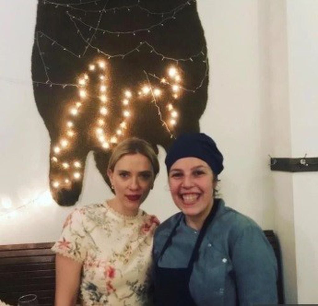 Scarlett Johanson visitó un restaurante en Palermo y se sacó una foto con la cocinera
