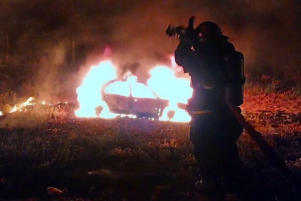 Incendio de vehículo en Ruta E 52 Arroyito