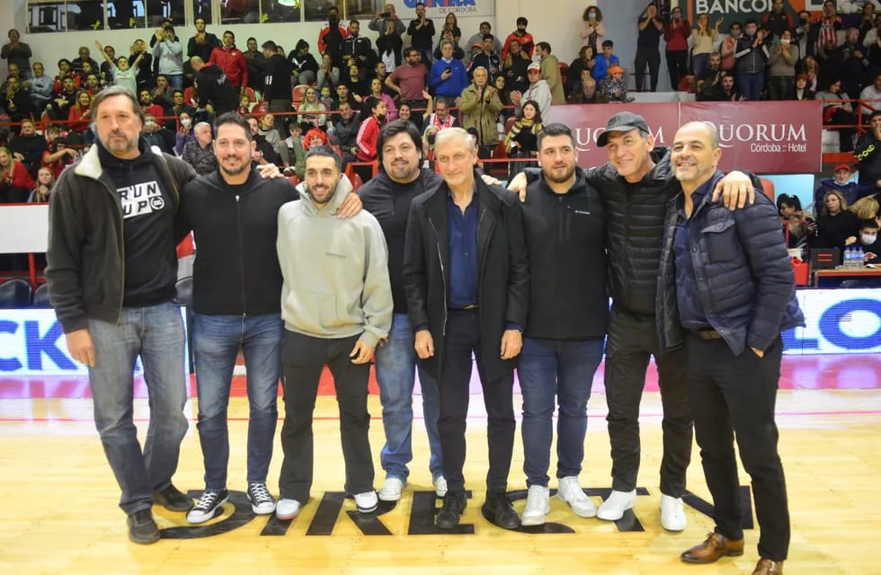 Leyendas del básquet argentina en el parqué de la cancha de Instituto en el entretiempo de la final con Quimsa (Javier Ferreyra / La Voz).