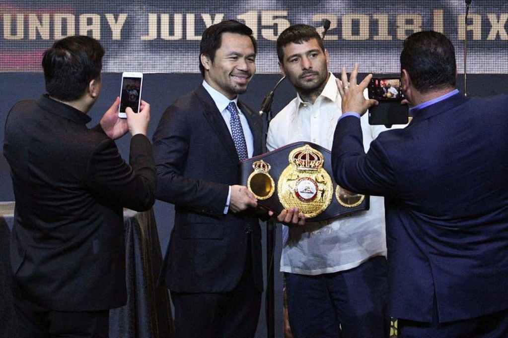 Manny Pacquiao y Lucas Matthysse, cara a cara en Filipinas. / AFP PHOTO / TED ALJIBE