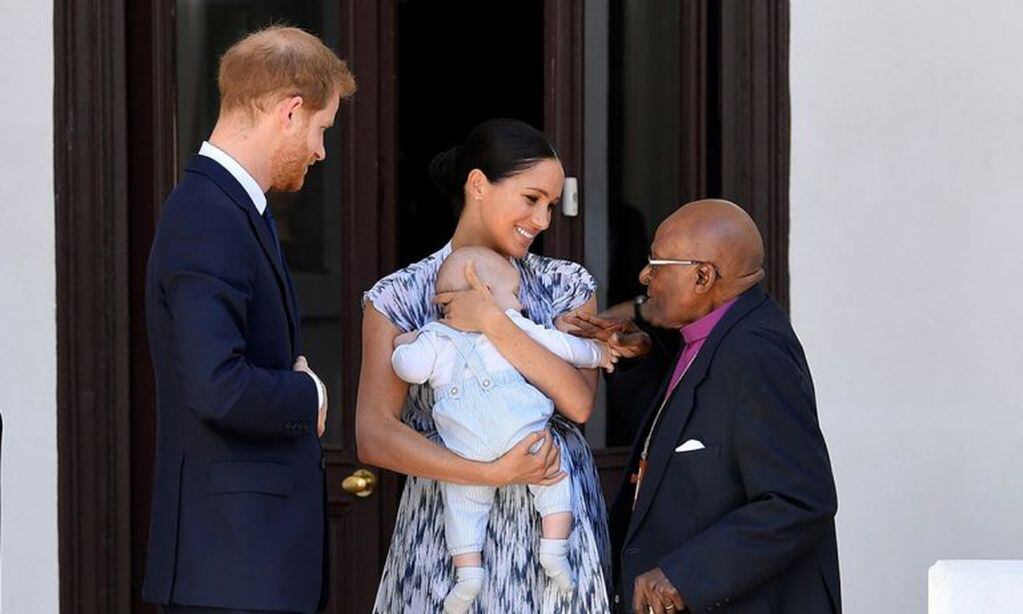 El príncipe Harry, su esposa Meghan Markle y su bebé, Archie, recorren el continente africano.
