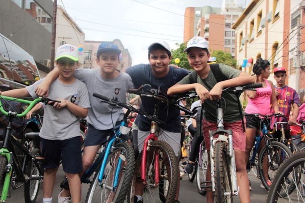 La bicicleteada solidaria del Roque pedaleó su vigésima edición