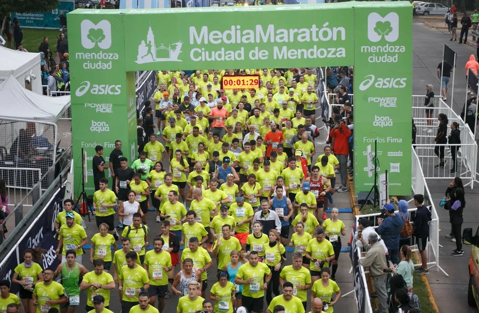 Más de 2 mil atletas participaron de la Media Maratón de al Ciudad de Mendoza.