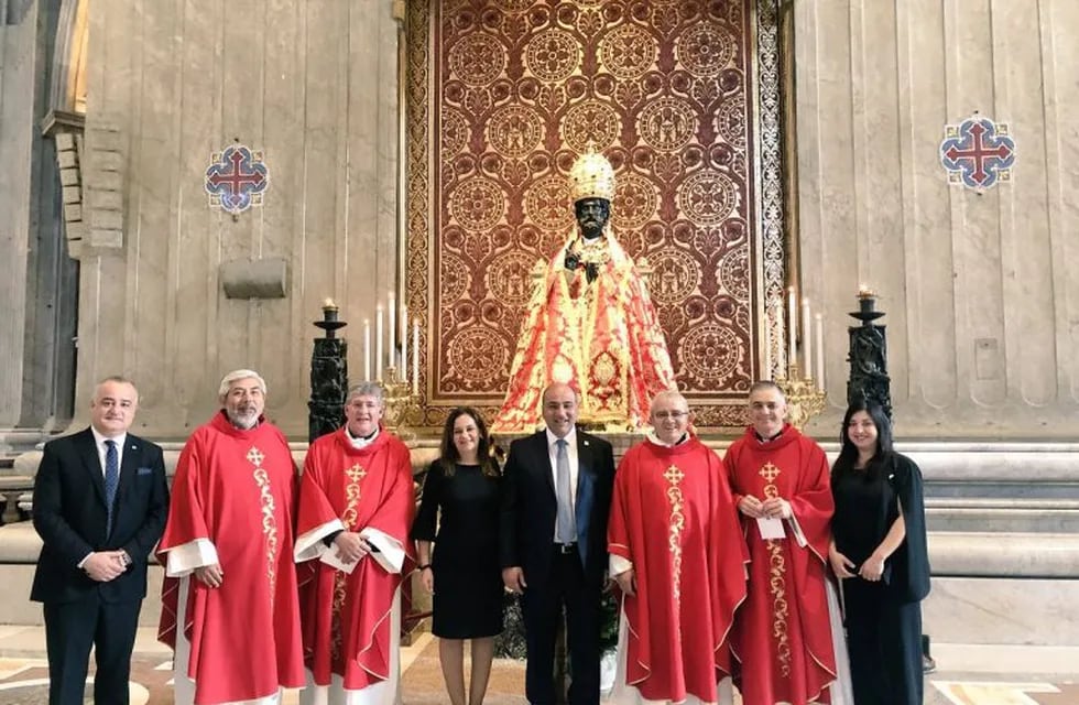 Manzur y Noguera posan junto a Carlos Sánchez y otros Arzobispos en Roma.